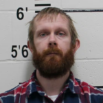 Matthew Uthoff, 35 anos, de Decorah, Iowa, foi preso depois de supostamente ter ajudado sua esposa, Amber Snow, de 36 anos, a amarrar uma lasanha com oxicodona e entregá-la a uma mulher grávida na esperança de forçá-la a abortar (Gabinete do Xerife do Condado de Winneshiek)