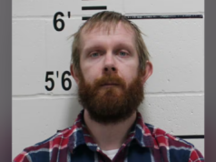 Dupla de Iowa serviu lasanha familiar misturada com drogas para induzir o aborto espontâneo de um parente, diz a polícia Matthew Uthoff, 35 anos, de Decorah, Iowa, foi preso depois de supostamente ter ajudado sua esposa, Amber Snow, de 36 anos, a amarrar uma lasanha com oxicodona e entregá-la a uma mulher grávida na esperança de forçá-la a abortar (Gabinete do Xerife do Condado de Winneshiek)