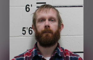 Dupla de Iowa serviu lasanha familiar misturada com drogas para induzir o aborto espontâneo de um parente, diz a polícia Matthew Uthoff, 35 anos, de Decorah, Iowa, foi preso depois de supostamente ter ajudado sua esposa, Amber Snow, de 36 anos, a amarrar uma lasanha com oxicodona e entregá-la a uma mulher grávida na esperança de forçá-la a abortar (Gabinete do Xerife do Condado de Winneshiek)