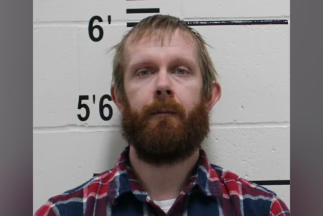 Matthew Uthoff, 35 anos, de Decorah, Iowa, foi preso depois de supostamente ter ajudado sua esposa, Amber Snow, de 36 anos, a amarrar uma lasanha com oxicodona e entregá-la a uma mulher grávida na esperança de forçá-la a abortar (Gabinete do Xerife do Condado de Winneshiek)