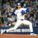 O arremessador do Toronto Blue Jays, Dylan Cease (84), arremessa para o Atletismo.