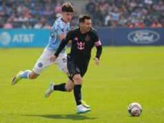 É improvável que os mercados locais da MLS recuperem os direitos de mídia quando o acordo com a Apple TV terminar: CEO do NYCFC Gonzalo Luján, do Inter Miami, à esquerda, e Nicolás Fernández, do New York City FC, competem pela bola durante o primeiro tempo de um jogo de futebol da MLS no Yankee Stadium, em Nova York, domingo, 22 de março de 2026.