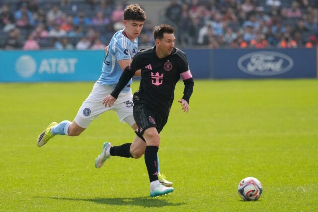 Gonzalo Luján, do Inter Miami, à esquerda, e Nicolás Fernández, do New York City FC, competem pela bola durante o primeiro tempo de um jogo de futebol da MLS no Yankee Stadium, em Nova York, domingo, 22 de março de 2026.