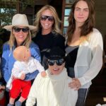 Casa no rancho: Alice (centro), Ann (esquerda) e Cara Delevingne com Joan Collins na frente