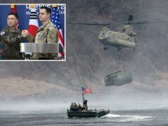 EUA e Coreia do Sul realizarão exercícios militares conjuntos enquanto o sabre de Kim Jong Un chacoalha: ‘Inimigo mais hostil’ Um helicóptero militar carregando um grande contêiner sobrevoa um rio onde soldados em um barco com bandeira americana observam.