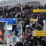 Aeronave Airbus A350 da Emirates pousando em Dubai enquanto uma nuvem de fumaça sobe de um incêndio.