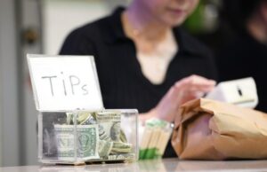 EUA emitem conselhos a milhões de pessoas sobre como reivindicar deduções “sem impostos sobre gorjetas” EUA emitem conselhos a milhões de pessoas sobre como reivindicar deduções “sem impostos sobre gorjetas”