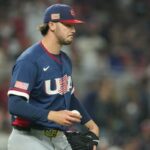 O arremessador dos Estados Unidos Paul Skenes volta ao monte durante um jogo da semifinal do World Baseball Classic.