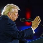 Donald Trump, fotografado discursando no jantar anual de arrecadação de fundos do Comitê Nacional Republicano do Congresso na noite de quarta-feira, insiste que o Irã está desesperado para fazer um acordo.