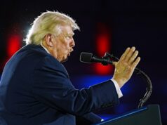 EUA insistem em negociações em andamento, mesmo com o Irã rejeitando a aproximação de Trump Donald Trump, fotografado discursando no jantar anual de arrecadação de fundos do Comitê Nacional Republicano do Congresso na noite de quarta-feira, insiste que o Irã está desesperado para fazer um acordo.