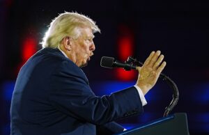 EUA insistem em negociações em andamento, mesmo com o Irã rejeitando a aproximação de Trump Donald Trump, fotografado discursando no jantar anual de arrecadação de fundos do Comitê Nacional Republicano do Congresso na noite de quarta-feira, insiste que o Irã está desesperado para fazer um acordo.