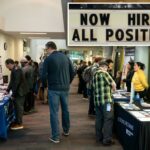 Candidatos a emprego conversando com recrutadores na WorkSource North Seattle Career Fair.