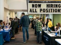 EUA perderam 92 mil empregos em fevereiro em relatório surpreendentemente fraco Candidatos a emprego conversando com recrutadores na WorkSource North Seattle Career Fair.