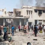 O atentado matou 175 pessoas, a maioria crianças, em 28 de fevereiro. Pessoas são vistas no local após o ataque