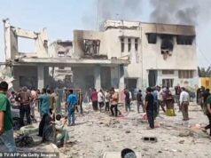 EUA são culpados pelo ataque a escola feminina do Irã que matou 175, segundo relatório do Pentágono depois que Trump acusou Teerã O atentado matou 175 pessoas, a maioria crianças, em 28 de fevereiro. Pessoas são vistas no local após o ataque