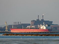 EUA suspendem sanções ao petróleo iraniano ‘preso no mar’ para ajudar a conter a disparada dos preços da energia O petroleiro