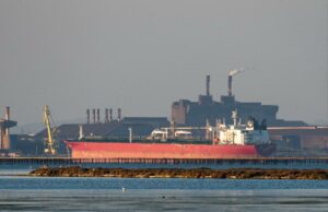 EUA suspendem sanções ao petróleo iraniano ‘preso no mar’ para ajudar a conter a disparada dos preços da energia O petroleiro