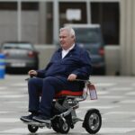 Eamonn Holmes se abriu emocionalmente sobre sua batalha pela saúde ao revelar que não consegue se levantar sem a ajuda de suas carreiras (foto em 2024)