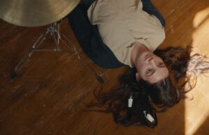 Edie Arnold é uma crítica de Loser: Imagine Juno com punk rock e culpa católica McKenna Tuckett e Adi Madden Cabrera em