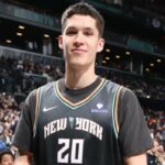 Egor Dëmin, que está fora desta temporada devido a uma lesão no pé esquerdo, posa para uma foto durante a derrota do Nets por 121-92 para o atual campeão Thunder em 18 de março de 2026 no Barclays Center.