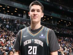 Egor Demin, do Nets, ansioso para iniciar o trabalho de recuperação fora da temporada, depois que o ano de estreia causou lesões Egor Dëmin, que está fora desta temporada devido a uma lesão no pé esquerdo, posa para uma foto durante a derrota do Nets por 121-92 para o atual campeão Thunder em 18 de março de 2026 no Barclays Center.