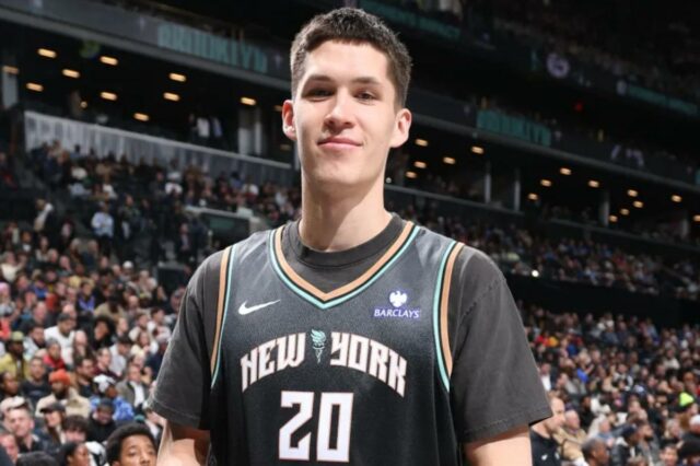 Egor Dëmin, que está fora desta temporada devido a uma lesão no pé esquerdo, posa para uma foto durante a derrota do Nets por 121-92 para o atual campeão Thunder em 18 de março de 2026 no Barclays Center.