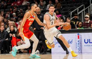 Egor Demin, do Nets, ficará fora do resto da temporada devido a lesão, em um final difícil para uma promissora campanha de estreia O armador do Brooklyn Nets, Egor Demin, dribla a bola enquanto é defendido pelo atacante do Atlanta Hawks, Zaccharie Risacher.