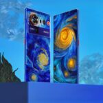 Telefone Nubia Music no MWC 2024, mostrado fotografado na mão de alguém com o logotipo da Nubia atrás