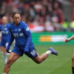 Electric James leva o Chelsea à vitória na final da Copa da Liga Feminina sobre o Manchester United