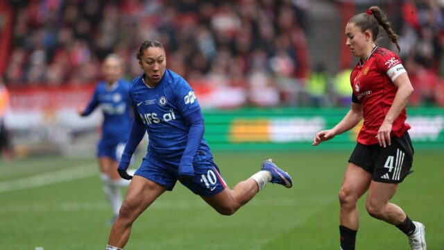 Electric James leva o Chelsea à vitória na final da Copa da Liga Feminina sobre o Manchester United
