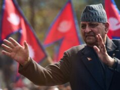 Eleições no Nepal: a monarquia ainda é uma força, duas décadas após a derrubada? O ex-rei Gyanendra Shah recebe flores de apoiadores ao chegar ao Aeroporto Internacional de Tribhuvan em Katmandu, Nepal, sexta-feira, 13 de fevereiro de 2026. (AP Photo / Niranjan Shrestha)