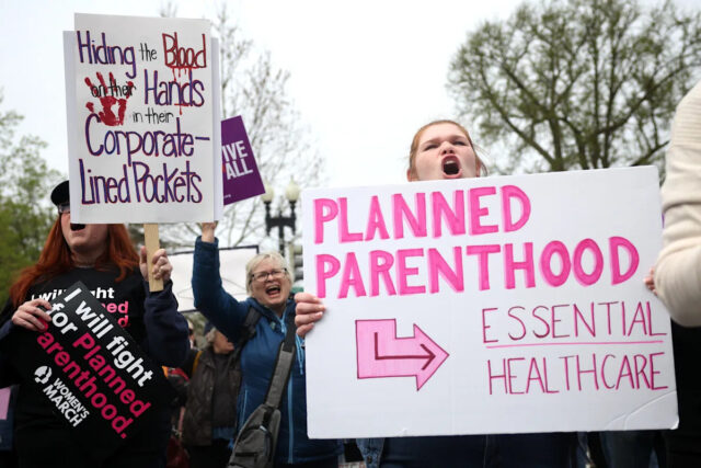 Uma citação de Anna Verwaa sobre o parto é exibida nos escritórios do Projeto Topeka Doula, onde as mães do condado de Shawnee podem obter recursos para ajudar no processo de parto.