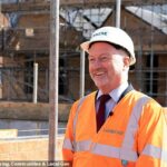 O secretário de Habitação, Steve Reed, disse que os bairros terão ruas principais vibrantes e espaços verdes