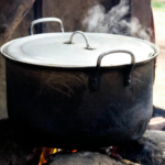 Em meio à escassez de GLP, o templo de Lucknow passa a cozinhar lenha para a comida Navratri