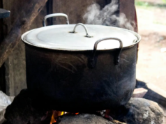 Em meio à escassez de GLP, o templo de Lucknow passa a cozinhar lenha para a comida Navratri Em meio à escassez de GLP, o templo de Lucknow passa a cozinhar lenha para a comida Navratri