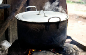 Em meio à escassez de GLP, o templo de Lucknow passa a cozinhar lenha para a comida Navratri Em meio à escassez de GLP, o templo de Lucknow passa a cozinhar lenha para a comida Navratri