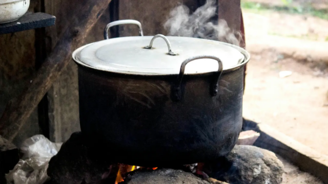 Em meio à escassez de GLP, o templo de Lucknow passa a cozinhar lenha para a comida Navratri
