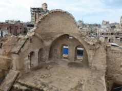 Em meio a ruínas, palestinos lutam para preservar os mercados históricos de Gaza Nahed Barbakh, 60 anos, dono de loja e comerciante, sentado em uma mesa em frente à sua loja