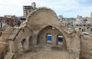 Em meio a ruínas, palestinos lutam para preservar os mercados históricos de Gaza Nahed Barbakh, 60 anos, dono de loja e comerciante, sentado em uma mesa em frente à sua loja