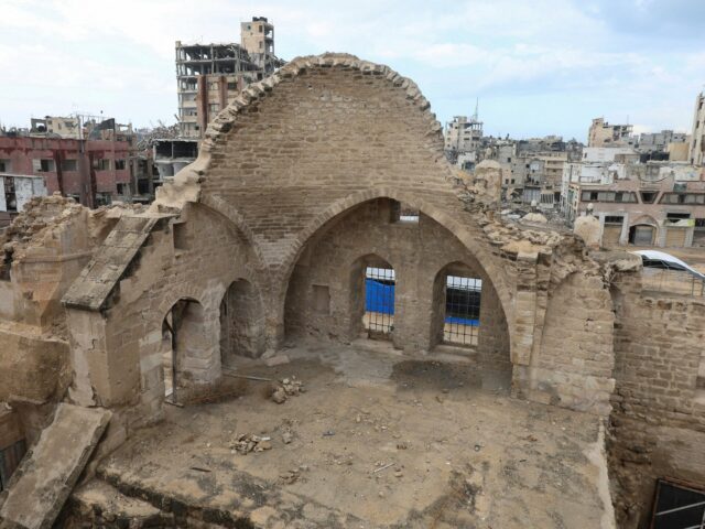 Nahed Barbakh, 60 anos, dono de loja e comerciante, sentado em uma mesa em frente à sua loja