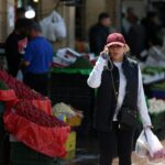 Mulheres examinam lenços de cabeça à venda no norte de Teerã, Irã, terça-feira, 24 de março de 2026. (AP Photo/Vahid Salemi)