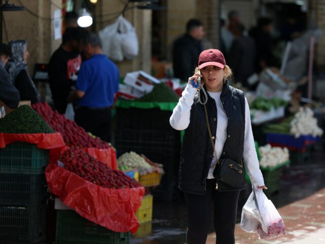Mulheres examinam lenços de cabeça à venda no norte de Teerã, Irã, terça-feira, 24 de março de 2026. (AP Photo/Vahid Salemi)