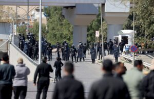 Embaixada dos EUA insta americanos no Iraque a se abrigarem até novo aviso Embaixada dos EUA insta americanos no Iraque a se abrigarem até novo aviso