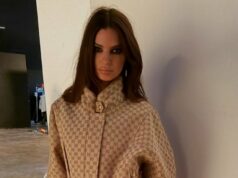 Emily Ratajkowski fica sem calças, com botas de cano alto e jaqueta combinando Emily Ratajkowski mostra seu underboobinSexy GucciBiquíniGettyImages2216242601