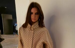 Emily Ratajkowski fica sem calças, com botas de cano alto e jaqueta combinando Emily Ratajkowski mostra seu underboobinSexy GucciBiquíniGettyImages2216242601