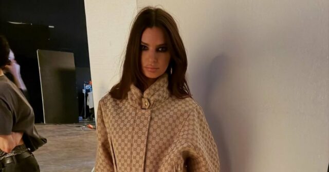 Emily Ratajkowski mostra seu underboobinSexy GucciBiquíniGettyImages2216242601