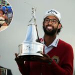 Akshay Bhatia sorri enquanto segura o troféu de golfe do Arnold Palmer Invitational.