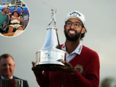 Emocional Akshay Bhatia homenageia sobrinha após vitória de Arnold Palmer Akshay Bhatia sorri enquanto segura o troféu de golfe do Arnold Palmer Invitational.
