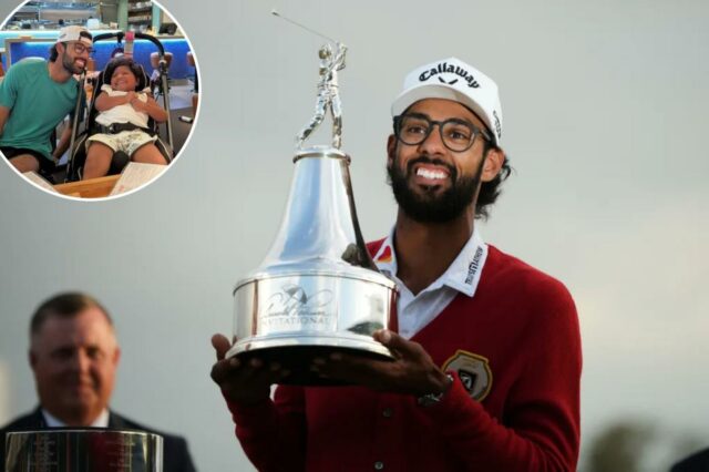 Akshay Bhatia sorri enquanto segura o troféu de golfe do Arnold Palmer Invitational.