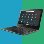 Um Chromebook Lenovo cinza com vista aérea de um lago e montanhas na tela.